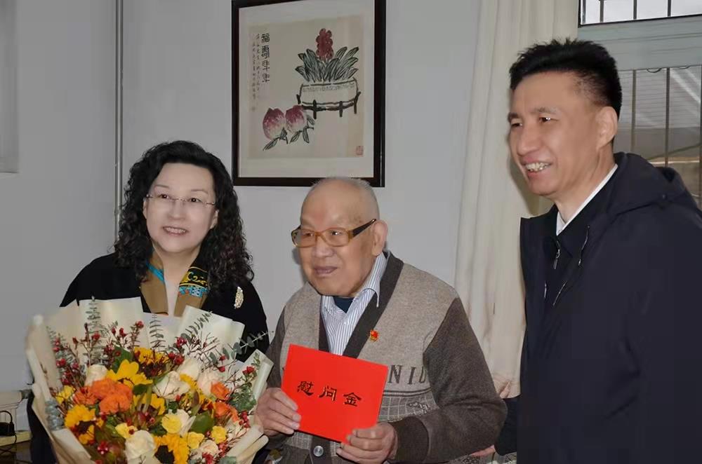 濟南產(chǎn)發(fā)集團黨委副書記、總經(jīng)理黃蓓走訪慰問離休老干部、老黨員