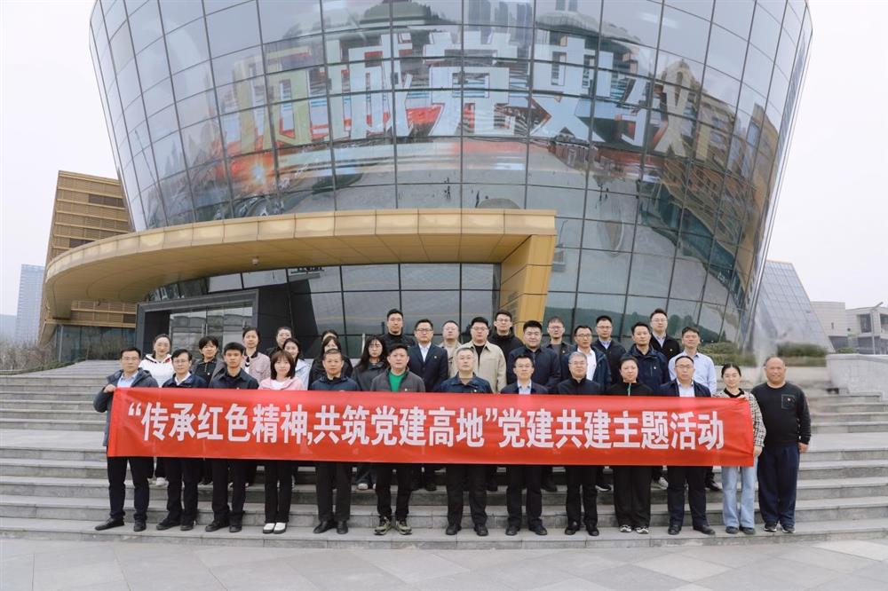 市國資委黨建與統(tǒng)戰(zhàn)工作處、宣傳與群團工作處與產(chǎn)發(fā)集團聯(lián)合開展“黨建共建”志愿植樹活動